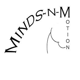 Text in gebogener Linie: "MINDS-N-MOTION", schwarzer Text auf weißem Hintergrund.