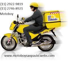 Motoboy em moto amarela com baú, usando capacete. Contatos e site para serviços em São Paulo.