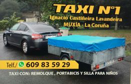 Coche taxi con remolque azul en una carretera, contacto y servicios detallados en el texto.