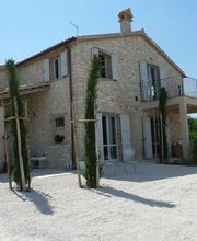 Italienischer Landsitz in den sanften Hügeln der Adriaküste