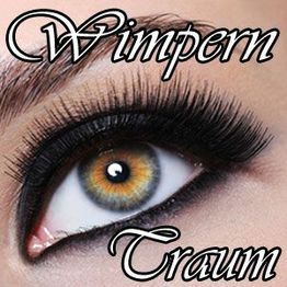 Nahaufnahme eines geschminkten Auges mit langen Wimpern, Text: "Wimpern Traum".