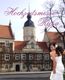 Altes Gebäude mit Braut im Vordergrund und Text "Hochzeitsmesse Riesa" darüber.