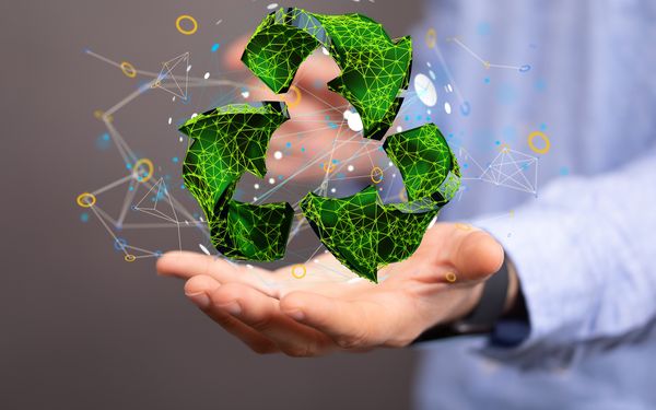 Über der Hand eines Mannes schwebt Recycling-Symbol