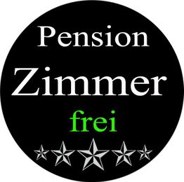 Schwarzer Kreis mit weißer Schrift: "Pension Zimmer" und grün "frei", darunter fünf Sterne.