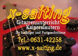 Gitarrenschule Werbung mit Kontaktinfo und Webseite, rauchige rote E-Gitarre im Hintergrund.