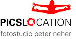 Logo von PICSLOCATION: Roter Tänzer, Kameraobjektiv als 'O', Text: "fotostudio peter neher".