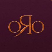 Logotipo com letras "O, R, O" em ouro sobre fundo roxo escuro.