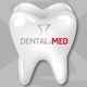 Illustrazione di un dente bianco con scritta "DENTAL@MED" su sfondo grigio.