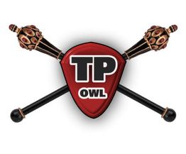 Wappen mit der Aufschrift "TP OWL", gekreuzte Stäbe im Hintergrund, rot und schwarz.
