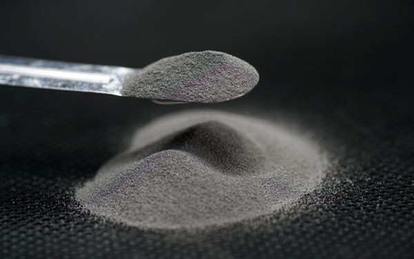 Eisenspäne in Pulverform auf einem Löffel