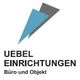 Logo von Uebel Einrichtungen mit blau-grauem Dreieck und Text: "Büro und Objekt".
