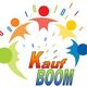 Bunte Figuren und Binärcode umringen den Text "Kauf BOOM" in lebendigen Farben.