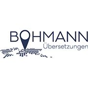 Logo mit Schriftzug "BOHMANN Übersetzungen" über stilisiertem Weltkartenmuster.