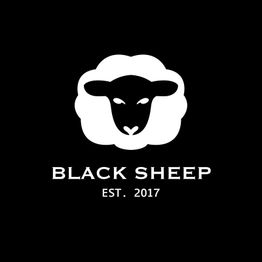 Schwarz-weißes Logo mit schwarzem Schafkopf und Text "Black Sheep Est. 2017".