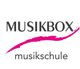 Logo mit „MUSIKBOX Musikschule“ und einem pinken Pinselstrich.