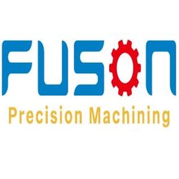 Logo mit blauem Text "FUSION", das "O" ist ein rotes Zahnrad. Darunter steht "Precision Machining".