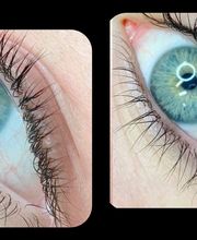 Close-up van twee blauwe ogen met wimpers en eyeliner.