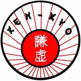Kreislogo mit Strahlen, Schriftzeichen in der Mitte und "KEN-KYO" oben außen.