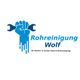 Blaues Logo mit Hand und Schraubenschlüssel. Text: Rohrreinigung Wolf, Ihr Partner für Kanal.