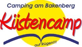 Logo des Küstencamps auf Rügen, mit gelber Sonne und blau-rotem Text.