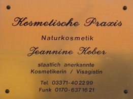Schild der Kosmetischen Praxis für Naturkosmetik von Jeannine Kober mit Kontaktnummern.