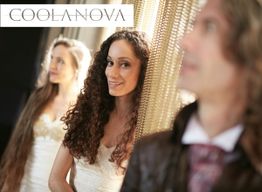 Personen in eleganter Kleidung, eine Frau lächelt in die Kamera, "Coolanova" Logo oben links.