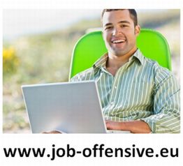 Ein Mann mit Laptop lächelt, sitzt im Freien, Webseite www.job-offensive.eu unten sichtbar.