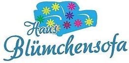 Logo mit blauem Sofa und bunten Blumen, darunter der Schriftzug "Haus Blümchensofa".