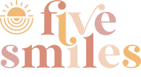 Texto "five smiles" con dibujo de sol. Mezcla de colores cálidos.