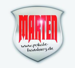 Ein Schild mit dem roten Schriftzug "MARTEN" und der Website "www.pokale-hamburg.de".