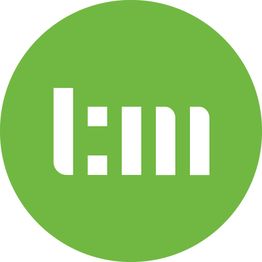 Grünes Logo mit stilisierten weißen Buchstaben "t:m" in der Mitte.