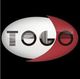 Logo: Runder Schriftzug "TOGO", halb weiß, halb rot, mit schwarzem Hintergrund.