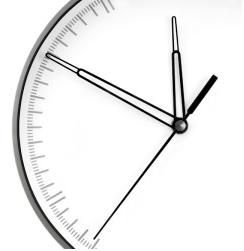 Analoge Uhr mit schwarzem Rahmen und drei Zeigern, die auf 10:10 Uhr zeigen.