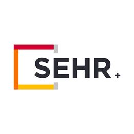 Logo mit rotem und gelbem Quadrat, Text "SEHR" in Schwarz, kleines Pluszeichen.