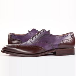 Braune und violette Oxford-Schuhe mit eleganten Verzierungen auf weißem Hintergrund.