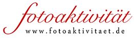 Schriftzug "fotoaktivität" in Rot mit darunterliegender Webadresse www.fotoaktivitaet.de in Schwarz.
