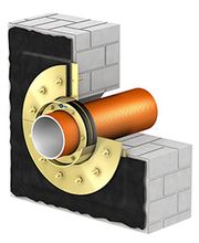 Rohrausschnitt durch Wand mit Dichtung und Halterung.