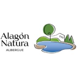 Logotipo de Alagón Natura Albergue con río, árbol y casa estilizados.