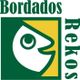 Logo de Bordados Rekos en verde y amarillo, con el dibujo estilizado de un pájaro.