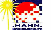 Logo mit gelber Sonne, rotem Kreis und Schriftzug „Hahn Sonnenschutz“ auf blauem Hintergrund.