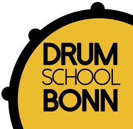 Logo mit der Aufschrift "Drum School Bonn" in schwarzer Schrift auf gelbem Kreis.