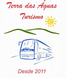 Desenho de um ônibus sob sol e colinas, com texto "Terra das Águas Turismo, Desde 2011".