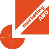 Rotes Logo mit Pfeil und Text "Marketing ABO", sowie einem fehlenden Puzzlestück links unten.