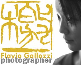 Ritratto in bianco e nero di profilo con testo "Flavio Gallozzi Photographer" e simboli gialli.