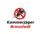 Logo mit durchgestrichener Fliege und Text „Kammerjäger Breustedt“ in Schwarz und Rot.