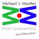 Logo mit grünem und blauem M, rotem Punkt und Text "Michael J. Moeller Fotografie aus Überacker".