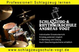 Schwarze Anzeige für Schlagzeugschule mit Bild eines Schlagzeugs und Kontaktinformationen.