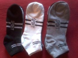 Três pares de meias esportivas: preta, branca e cinza, com a palavra "SPORT" escrita.