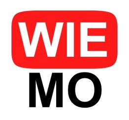 Textlogo: "WIE" in roten Kasten, darunter "MO" in Schwarz auf weißem Hintergrund.
