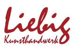 Text "Liebig Kunsthandwerk" in roter Handschrift auf weißem Hintergrund.